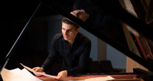 ОБНОВЕНА Пианистът, композитор и преподавател по музика в Лос Анджелис проф. Милен Киров ще изнесе днес концерт в София