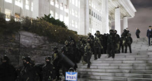 ОБНОВЕНА
                                                                                                Председателят на южнокорейския парламент обяви въведеното от президента военно положение за невалидно; армията и полицията се изтеглиха