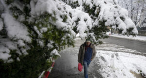 Обилни снеговалежи на Балканите оставиха без ток десетки хиляди домове и предизвикаха хаос по пътищата