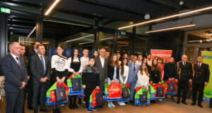 Общо 64 деца получиха по 1800 лв. за Коледа от благотворителнатата кампания на МВР за децата на загинали и пострадали полицаи и пожарникари