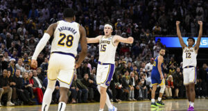 Остин Рийвс вкара кош една секунда преди края и направи "трипъл-дабъл", а ЛеБрон Джеймс реализира 31 точки за успеха на ЛА Лейкърс срещу Голдън Стейт