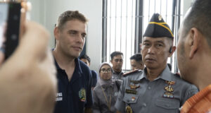 Петима мъже от арестуваните за контрабанда на хероин в Индонезия през 2005 г. деветима души, са били върнати днес в Австралия