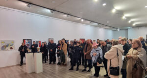 Плевенските художници откриха традционната си коледна изложба