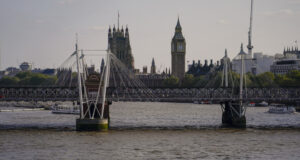 Полицията на Северна Ирландия незаконно е поставила разследващи журналисти под наблюдение, постанови съд в британската столица Лондон