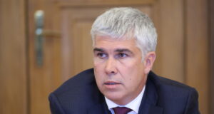 Потреблението на електроенергия от бита е по-голямо от предвиденото, каза служебният министър Владимир Малинов