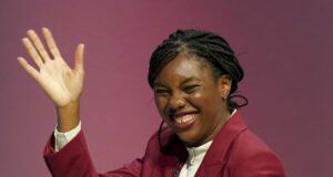 Пържола или сандвич? Кулинарна битка разтърсва британската политика след интервю на Кеми Бейдънок