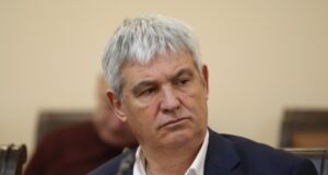 Плановете за разделяне на железопътните линии в три лота могат да доведат до неефективност на железницата, заяви Пламен Димитров от КНСБ