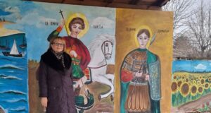Самоука художничка изрисува със сцени от Новия завет стена в двора на църквата в Гулянци