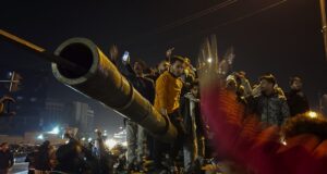 Жители на Дамаск празнуват днес края на управлението на президента Башар Асад