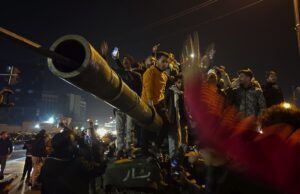 Жители на Дамаск празнуват днес края на управлението на президента Башар Асад