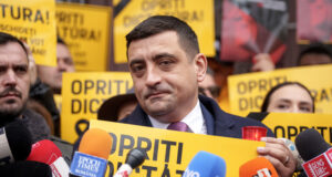 След Калин Джорджеску и Джордже Симион отиде до затворена избирателна секция в Букурещ, за да гласува символично