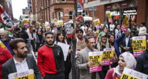 Срещу двама братя бяха повдигнати обвинения във връзка със сбиване с полицията на летище във Великобритания