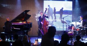 Така изглежда любовта в нашите очи, каза Живко Петров на представянето на новия албум Beyond the Flash в София