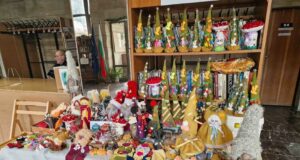 Творци в различни направления участват в коледен базар в библиотеката в Търговище
