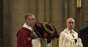 Тръненият венец се завърна тържествено в парижката катедрала "Нотр Дам"