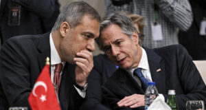 Турският външен министър обсъди с Блинкън необходимостта от сътрудничество с новата сирийска администрация