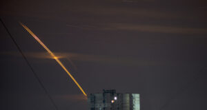 Украйна заяви, че противовъздушната ѝ отбрана е отблъснала руска ракетна атака срещу Киев