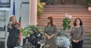 Хора с различни професии и интереси, омагьосани от енергията на глината, откриха съвместна изложба във Велико Търново