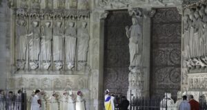 Церемонията по откриването на реставрирания "Нотр Дам" започна с три звучни потропвания по портите на катедралата