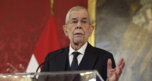 Австрийският президент възложи на водача на Австрийската партия на свободата Херберт Кикъл да състави правителство