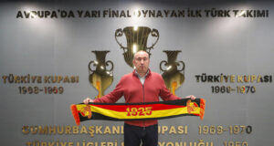 Българският треньор Станимир Стоилов получи награда за феърплей от Турската футболна федерация