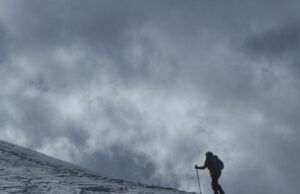 В планините е студено и е намалена видимостта, туристите да се съобразяват със зимните условия, посочиха от Планинската спасителна служба на БЧК