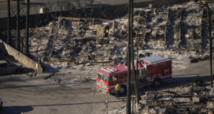 Властите в Лос Анджелис предупредиха евакуираните хора да не се връщат по домовете си поне още седмица