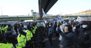 Поддръжници на сваления южнокорейски президент Юн Сук-йол се опитват да попречат на ареста му днес. Снимка: АП