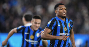 Два гола на Дензъл Дъмфрис пратиха Интер на финал за Суперкупата на Италия