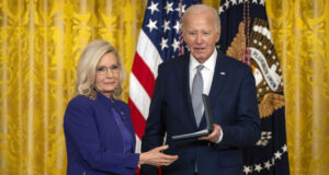 Демократът Байдън удостои с президентски медал републиканката Лиз Чейни, която е опонентка на Тръмп