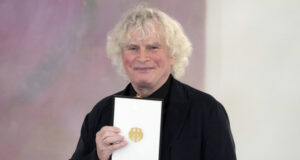 Диригентът Саймън Ратъл ще получи наградата за музика „Ернст фон Сименс“