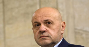 Длъжни сме да мислим в категориите на пълен мандат, каза вицепремиерът Томислав Дончев в предаването "Още от деня"