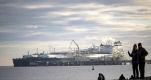 ЕС няма да забрани вноса на руски втечнен природен газ, ако не осигури алтернативни източници на доставка, посочват дипломати