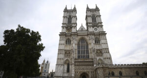 Екоактивисти надраскаха със спрей гроба на Чарлз Дарвин в Лондон