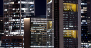 Инвеститорските настроения в еврозоната спадат до над едногодишен минимум през януари, сочи проучване