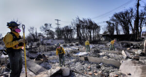 Лос Анджелис се подготвя за "екстремно време", подпомагащо пожарите