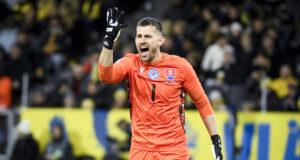 Мениджърът Еди Хау не е загубил надежди, че Мартин Дубравка ще остане в Нюкасъл