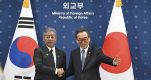 Министрите на външните работи на Южна Корея и Япония обсъдиха заздравяване на отношенията между двете страни на фона на предизвикателствата в региона
