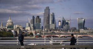 Младите служители във Великобритания са по-склонни да изпитат стрес на работното място за разлика от по-възрастните им колеги, сочи проучване