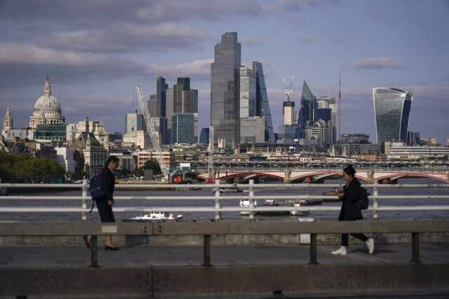 Младите служители във Великобритания са по-склонни да изпитат стрес на работното място за разлика от по-възрастните им колеги, сочи проучване