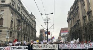 Многохиляден митинг блокира Белград, докато Вучич стяга контрапротести, за да запази поста си