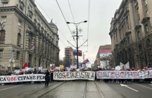 Многохиляден митинг блокира Белград, докато Вучич стяга контрапротести, за да запази поста си