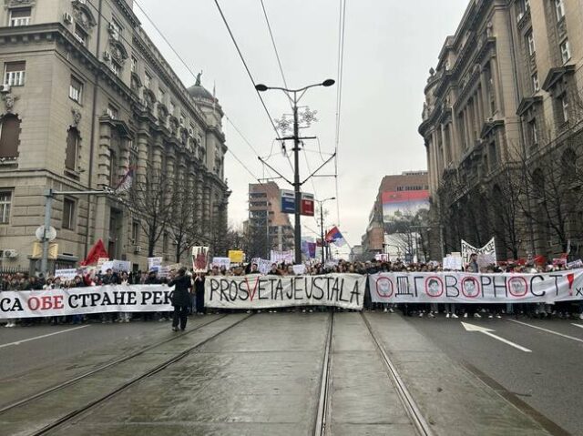 Многохиляден митинг блокира Белград, докато Вучич стяга контрапротести, за да запази поста си