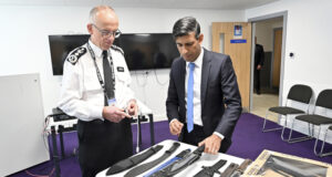 Момче на 14 години почина, след като беше намушкано с нож в автобус в Лондон