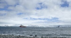 Научноизследователският кораб „Св. св. Кирил и Методий“ прекара деня на котва пред българската антарктическа база „Св. Климент Охридски“