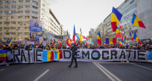 ОБНОВЕНА Десетки хиляди хора се събраха на протест на опозиционния Алианс за обединение на румънците в Букурещ