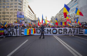 ОБНОВЕНА Десетки хиляди хора се събраха на протест на опозиционния Алианс за обединение на румънците в Букурещ