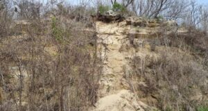 ОБНОВЕНА Свлачище затрудни движението по пътя между село Бачково и Смолян