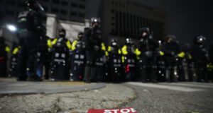 ОБНОВЕНА
                                                                                                Съдът в Южна Корея удължи срока на задържането на президента Юн Сук-йол; протестиращи щурмуваха сградата на съда