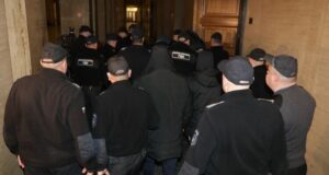 ОБНОВЕНА Съдът освободи под парична гаранция началника на отдел "Миграция" при СДВР и още трима души, обвинени за участие в престъпна група